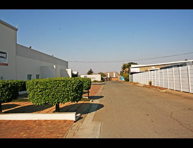 868M² BUILDING FOR SALE IN POMONA